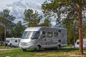 Les cales d'un camping car sur un emplacement